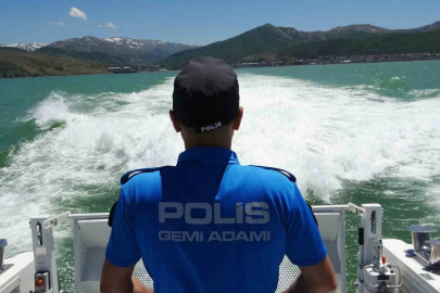 Van Gölü’nde kaçak avcılığa deniz polisinden geçit yok
