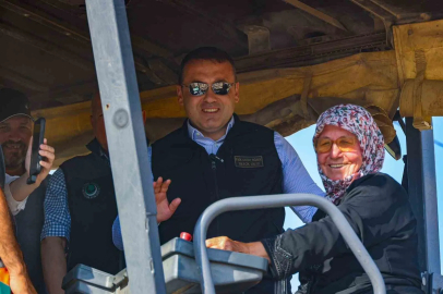 Köyünün sıcak asfaltını 73 yaşındaki Emine teyze döktü
