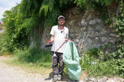 Düzce’de temizlik işçisi bulduğu altın dolu çantayı polise teslim etti
