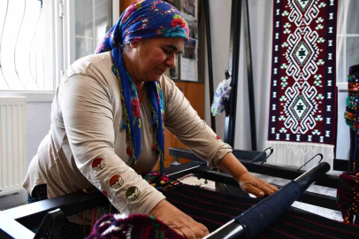 Cefakar anne, heybe yaparak dört çocuk okuttu
