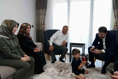 Bakan Kurum’dan depremzede Yusuf ve dedesine ziyaret
