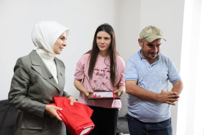 Engelli kardeşlerine ömrünü adayan Çilem'e ev tapusu teslim edildi