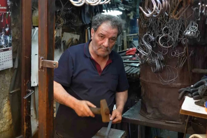 Demir ustalarının zorlu yaz mesaisi devam ediyor
