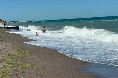 Akçakoca’da olumsuz hava şartları nedeniyle denize girmek yasaklandı
