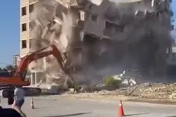İş makinesinin darbesiyle 6 katlı bina yerle bir oldu
