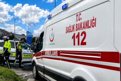 Erzincan-Erzurum karayolunda minibüs devrildi, 15 kişi yaralandı