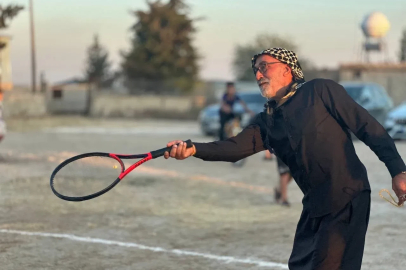 Köylülerin toprak kortta tenis keyfi
