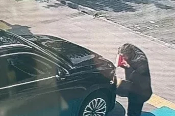 Kars’ta yaşlı kadın makam aracındaki Türk bayrağını öptü

