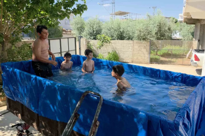 Traktör römorkunu havuza çeviren dede, torunları için denizi evin önüne getirdi
