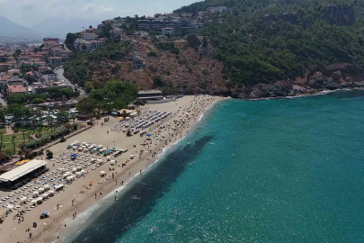 Alanya’da hava 33, deniz 29 dereceyi gördü, turistler denize koştu
