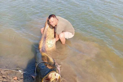 Tekirdağ’da 157 kiloluk yayın balığı yakalandı
