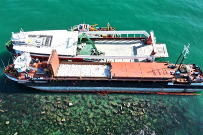 Karasu’da karaya oturan gemiyi kurtarma çalışmalarına başlandı
