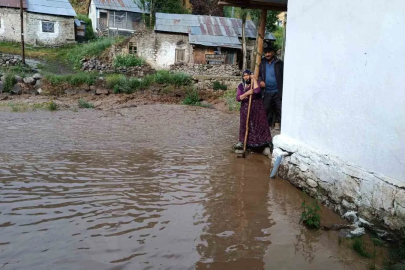 Oltu’da sağanak yağış sele dönüştü: Ev ve bahçeleri su bastı
