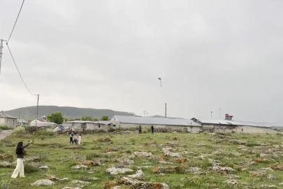 Kars’ta köy çocuklarının uçurtma sevinci
