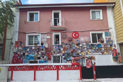 Evinin dış cephesini Kütahya’ya özgü çini tabaklarla kapladı
