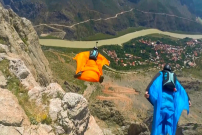 Kemaliye'de wingsuit sporcularından nefes kesen atlayışlar