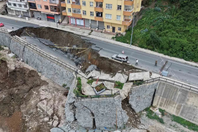 Rize’de 2 binanın tahliyesine olan göçük havadan görüntülendi
