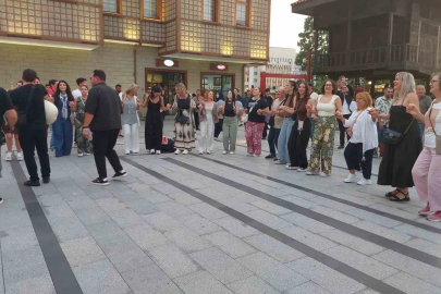 Yunan turistler dev çay bardağının altında yunan ezgileriyle horon oynadı
