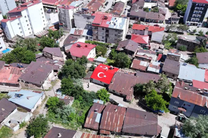 Vatan sevgisini evinin çatısına işledi
