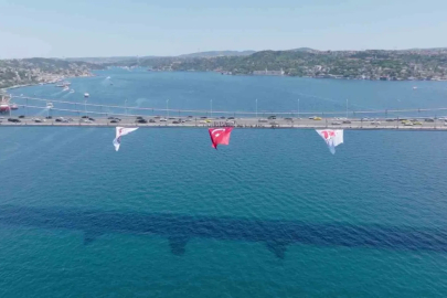 15 Temmuz Şehitler Köprüsü’ne asılan dev Türk bayrağı havadan görüntülendi
