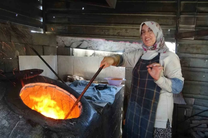 Ekmek parasını kavurucu sıcakta tandır ateşinin içinden çıkaran kadınlar sıcağa dayanabilmek için litrelerce su tüketiyorlar
