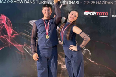 Bir yanında koyun sürüsü, diğer yanında dans pisti
