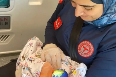 Şırnak’ta anne hastaneye yetişemedi, sağlık ekibi bebeği ambulansta doğurttu
