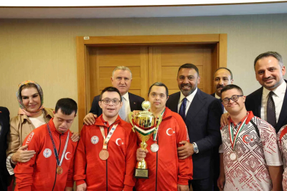 Bakan Bak özel sporcular ile bir araya geldi

