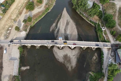 Tunca Nehri alarm veriyor: Sular çekildi, kirlilik gün yüzüne çıktı
