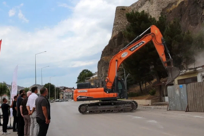 Tarihi Osmancık Kalesi çevresinde 98 riskli bina yıkılıyor: Bölge park ve sosyal yaşam alanı olacak
