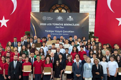 İstanbul Valisi Gül, LGS’de tam puan alan öğrencilerle bir araya geldi

