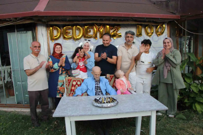 100 yaşına giren Ali dedeye doğum günü kutlaması
