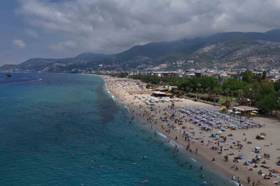 Alanya’da tatilciler deniz ve güneşin tadını çıkardı
