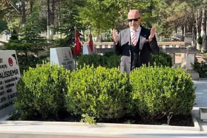 Dönemin Özel Kuvvetler Komutanı Aksakallı, Şehit Ömer Halisdemir’in kabrini ziyaret etti: "15 Temmuz, tarihi bir dönüm noktasıdır"
