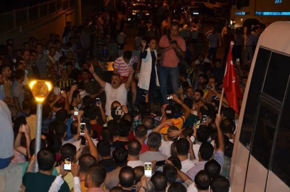 Sokağa çıkma yasağını hiçe saydılar, darbecilere geçit vermediler
