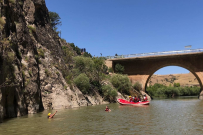Sıcaktan bunalanlar karasu nehri'nde raftingle serinliyor