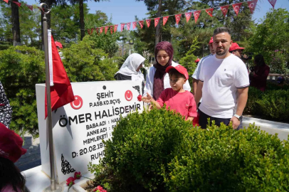 7 yaşındaki Ömer Halis Demir, ismini taşıdığı şehidi ilk kez ziyaret etti
