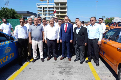 Taksiciler tarafından düzenlenen "15 Temmuz Korteji" Atatürk Havalimanı’na doğru yola çıktı
