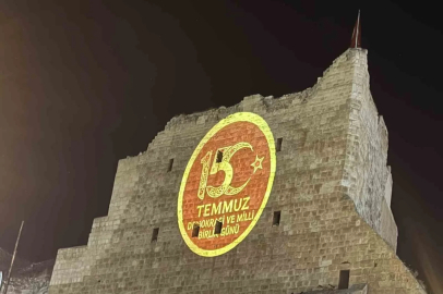 3 bin yıllık Birecik Kalesi’nde 15 Temmuz’a özel ışık gösterisi
