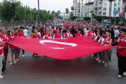 Mersin’de 15 Temmuz yürüyüşü düzenlendi, demokrasi nöbeti tutuldu

