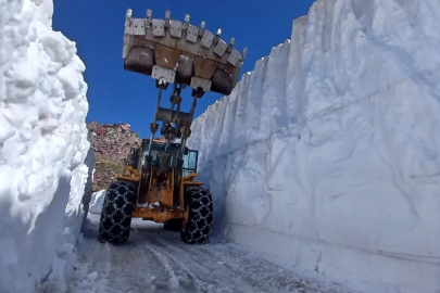 Temmuz ayında 6 metrelik karda yol açma çalışması
