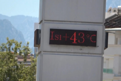 Termometrelerin 43 dereceyi gösterdiği Antalya’da sahiller doldu
