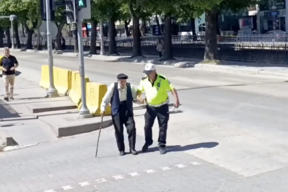 Trafik polisinin yürümekte zorlanan yaşlı adama yardımı yürekleri ısıttı
