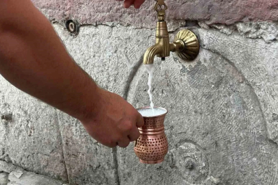 Çeşmelerden ayran aktı
