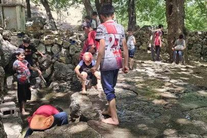 Medrese öğrencileri köy çeşmesi ve piknik alanını kendi imkanlarıyla temizledi
