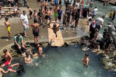 Kavurucu sıcaktan soluğu süs havuzunda aldılar
