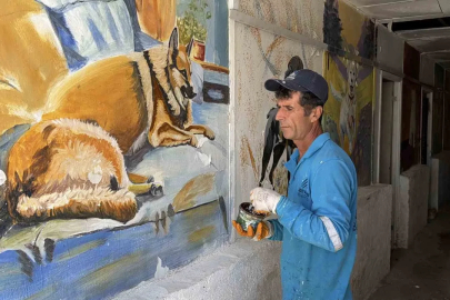 Süpürgesiyle temizlik, fırçasıyla sanat yapıyor
