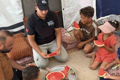 Yedi Başak, Gazze’de yaz şenliği düzenledi, halka karpuz dağıttı
