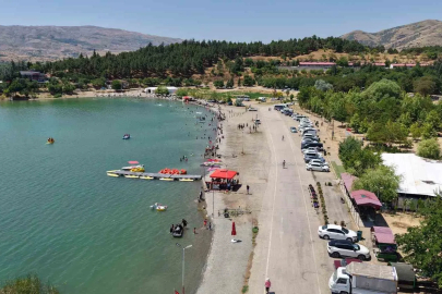 Ege ve Akdeniz sahillerini aratmayan görüntüler: Doğu’nun saklı denizi tatilcilerin akınına uğradı
