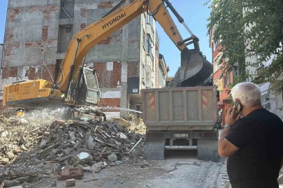 Kağıthane’de kontrolsüz yıkım: Molozlar çevredeki binalara hasar verdi

